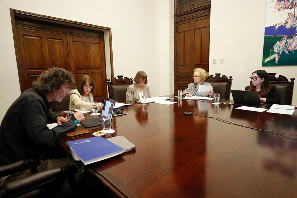 En la imagen podemos ver al jurado de la Medalla Rector Juvenal Hernández Jaque, de izquierda a derecha vemos a: Claudio Pastenes, Alejandra Mizala y Rosa Devés.